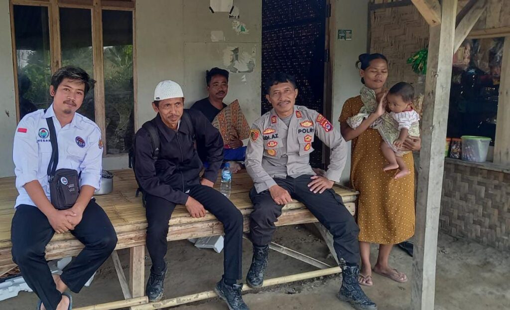 Kapolsek Cibaliung Sambangi dan Silaturahmi Warga, Sampaikan Pesan Harkamtibmas 9 WhatsApp Image 2024 06 21 at 13.18.31