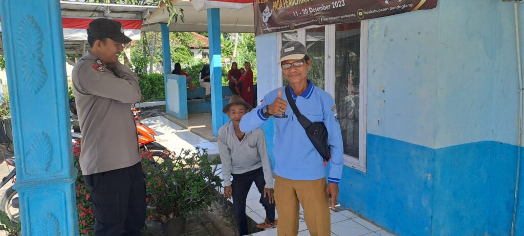 Giat Bhabinkamtibmas Polsek Cikeusik Sambangi Warga, Tingkatkan Keamanan dan Kebersamaan 8 WhatsApp Image 2024 06 21 at 13.23.01