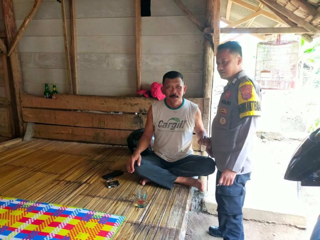 Bhabinkamtibmas Polsek Cikeusik Sambangi pedagang di kp.ciwet Desa Cikiruhwetan Kec. Cikeusik 7 WhatsApp Image 2024 06 21 at 13.24.05
