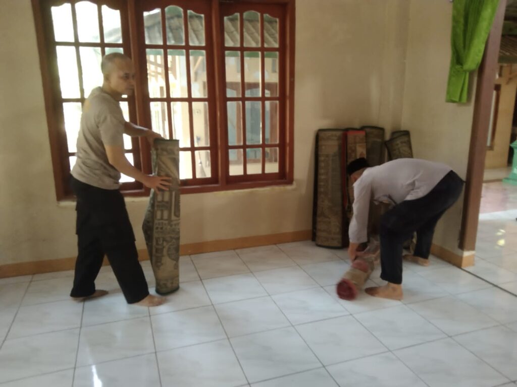 Polsek Menes Bersihkan Masjid Al Falah di Desa Purwaraja dalam Kegiatan Baksos 5 WhatsApp Image 2024 06 21 at 15.17.11