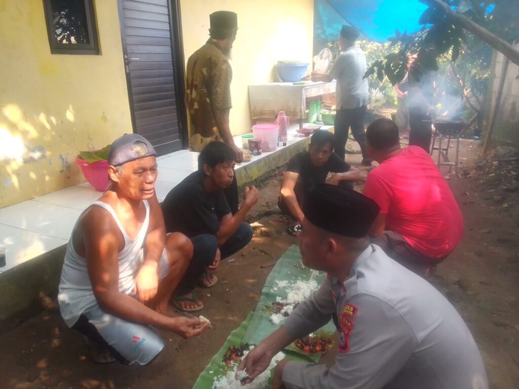 Kapolsek Menes AKP Hero SH Jalin Silaturahmi dengan Warga Melalui Kegiatan Bancakan 4 WhatsApp Image 2024 06 21 at 15.32.17