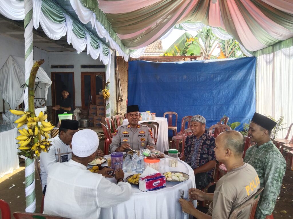 Kapolsek Menes Sambangi Tokoh Masyarakat Abah Uju di Kp. Pasir Sepat Desa Purwaraja 2 WhatsApp Image 2024 06 21 at 15.41.05