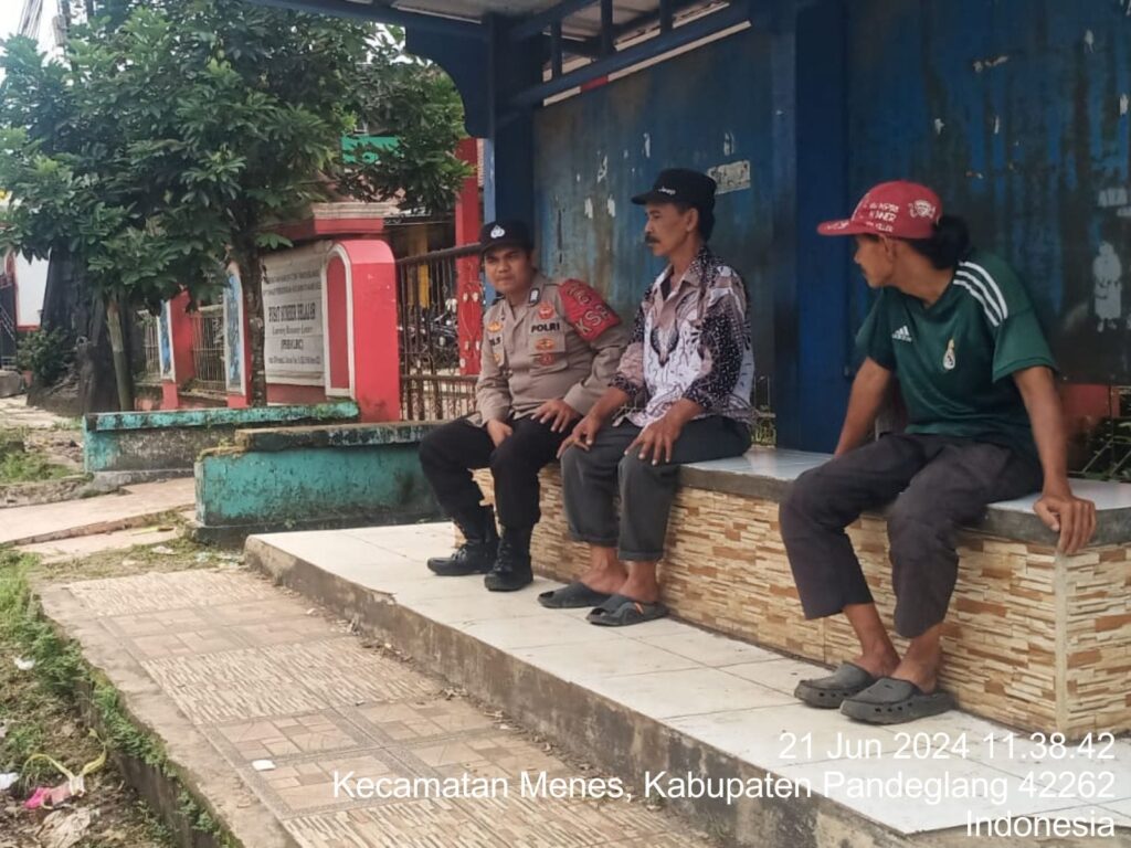Polsek Menes Polres Pandeglang Gelar Sambang dan Himbauan Lalu Lintas Kepada Sopir Angkot di Alun-Alun Menes 1 WhatsApp Image 2024 06 21 at 15.44.43