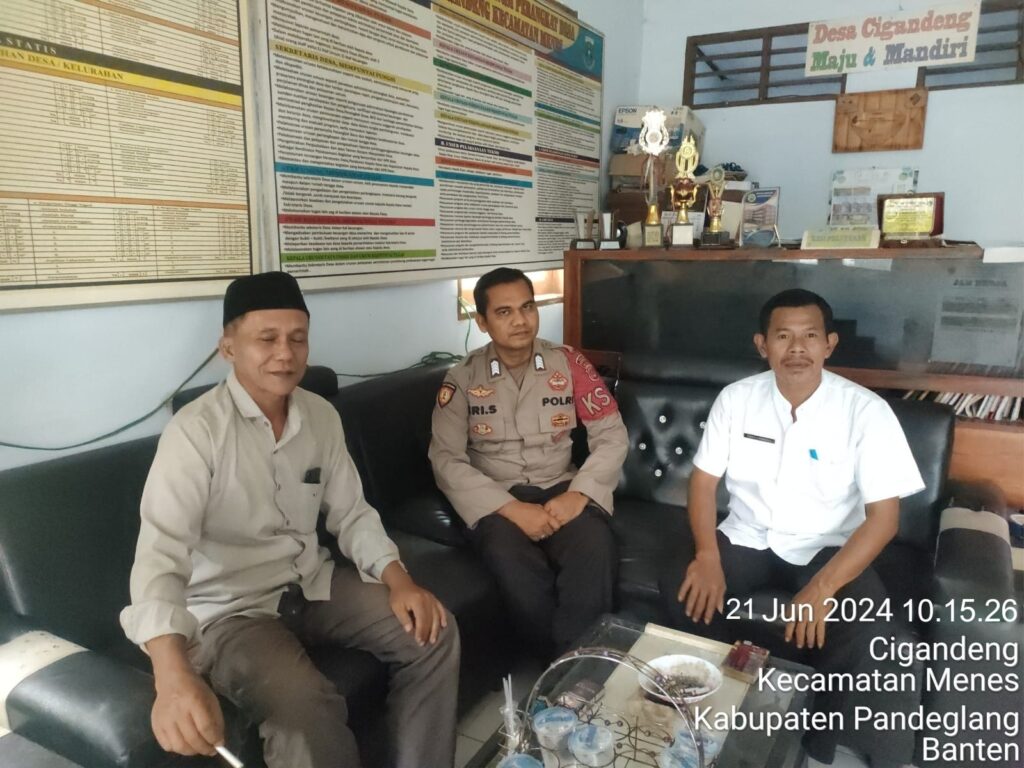 Polsek Menes Sambangi Balai Desa Cigandeng dan Berikan Himbauan Kamtibmas 9 WhatsApp Image 2024 06 21 at 15.50.31