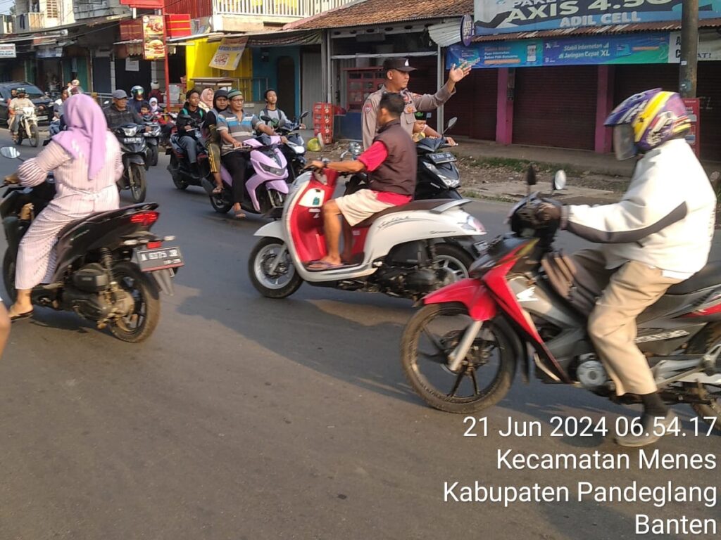 Polsek Menes Jaga Kelancaran Lalu Lintas Depan Sekolah Mathla'ul An'war Menes 8 WhatsApp Image 2024 06 21 at 15.56.04