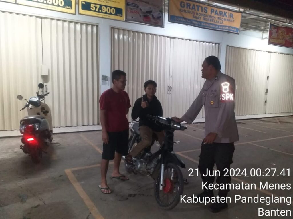 Polsek Menes Gelar Patroli Malam, Berikan Himbauan Kamtibmas kepada Pemuda di Area Pasar dan Pertokoan 7 WhatsApp Image 2024 06 21 at 16.03.33