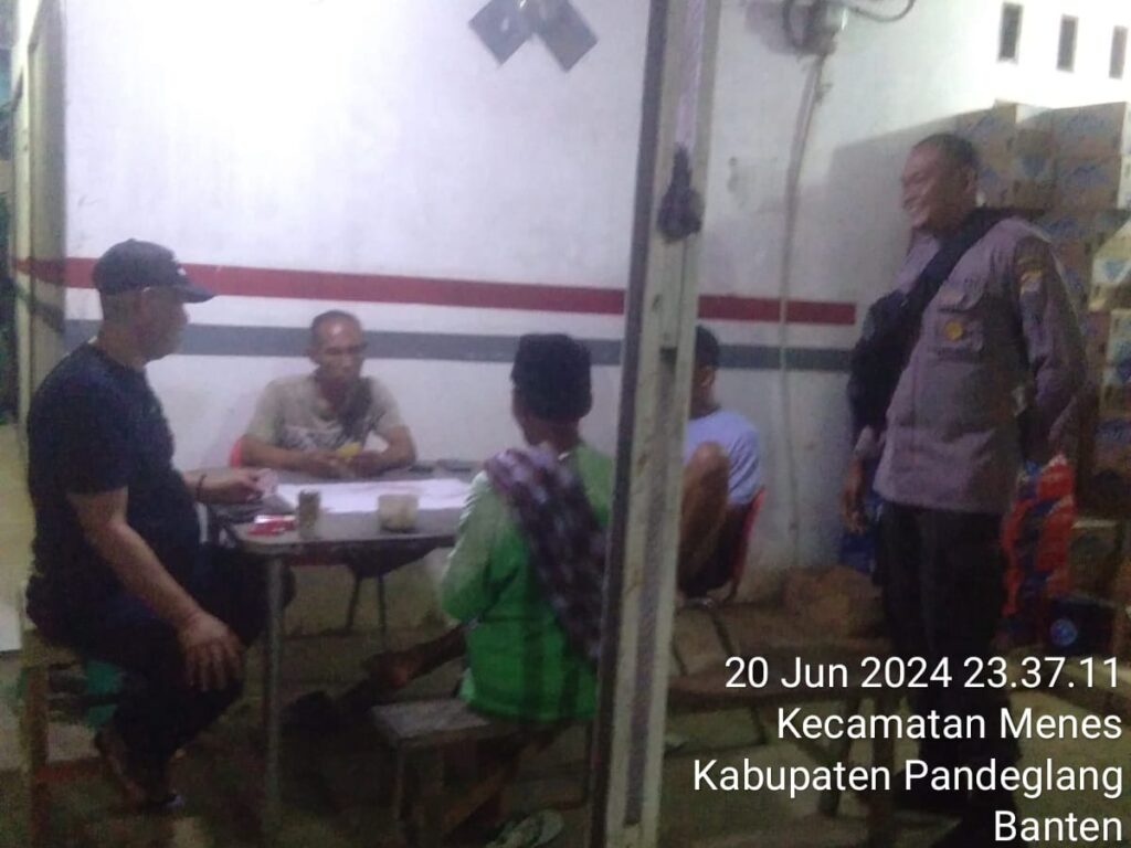 Sambil Patroli Malam, Polsek Menes Berikan Himbauan Kepada Warga Yang Dijumpai 6 WhatsApp Image 2024 06 21 at 16.06.24
