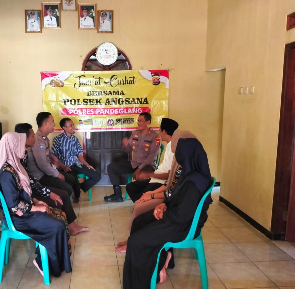 Kampung Cikapas Jadi Tuan Rumah Kegiatan "Jum'at Curhat" Polsek Angsana: Upaya Meningkatkan Kamtibmas dan Silaturahmi 3 WhatsApp Image 2024 06 21 at 18.39.38