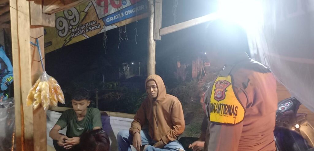 Rutin Laksanakan Patroli Malam, Upaya Bhabinkamtibmas Polsek Angsana Minimalisir Gangguan Kamtibmas di Desa Angsana 2 WhatsApp Image 2024 06 21 at 18.39.51