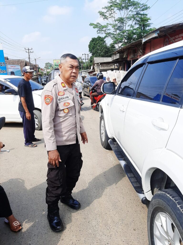 Kapolsek Bojong Polres Pandeglang Terjun Langsung Atur Lalu Lintas di Akhir Pekan 1 WhatsApp Image 2024 06 22 at 07.58.11