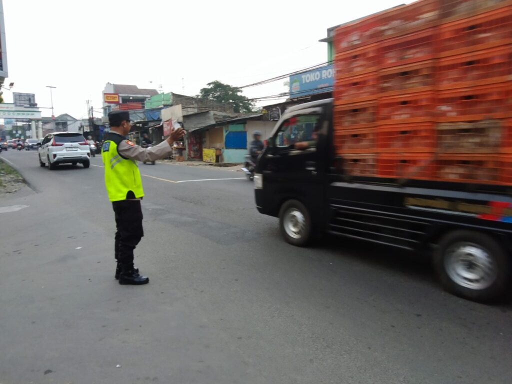 Pengaturan Lalu Lintas Pagi Hari oleh Anggota Polsek Cadasari di Depan Pasar Cadasari 4 WhatsApp Image 2024 06 22 at 08.39.53