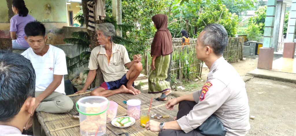 Bhabinkamtibmas Polsek Cadasari Sambangi Warga untuk Jalin Komunikasi dan Keamanan 3 WhatsApp Image 2024 06 22 at 08.40.16