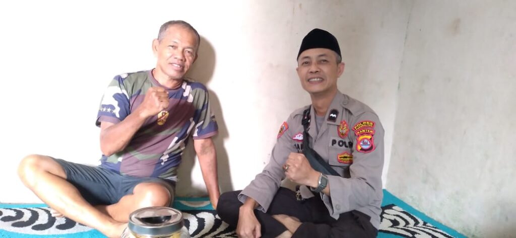 Bhabinkamtibmas Polsek Cadasari Melaksanakan Sambang ke Rumah Warga 2 WhatsApp Image 2024 06 22 at 08.40.38
