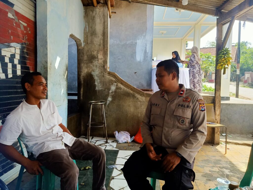 Kanit Binmas Polsek Cadasari Aipda Dori Erikson Menghadiri Acara Khitanan Warga 1 WhatsApp Image 2024 06 22 at 08.40.57