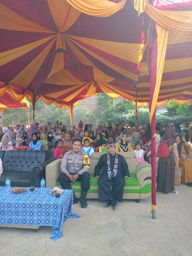 Bhabinkamtibmas Polsek Bojong Hadiri Giat Tasyakuran Perpisahan Kelas IX dan Pentas Seni SMPN 1 Bojong 1 WhatsApp Image 2024 06 22 at 10.49.35