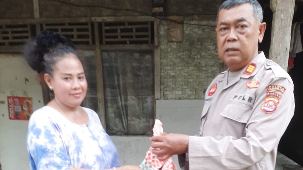 Polsek Bojong Laksanakan Giat Bansos Berikan Bantuan Bahan Pokok kepada Warga yang Membutuhkan 6 WhatsApp Image 2024 06 22 at 13.23.52
