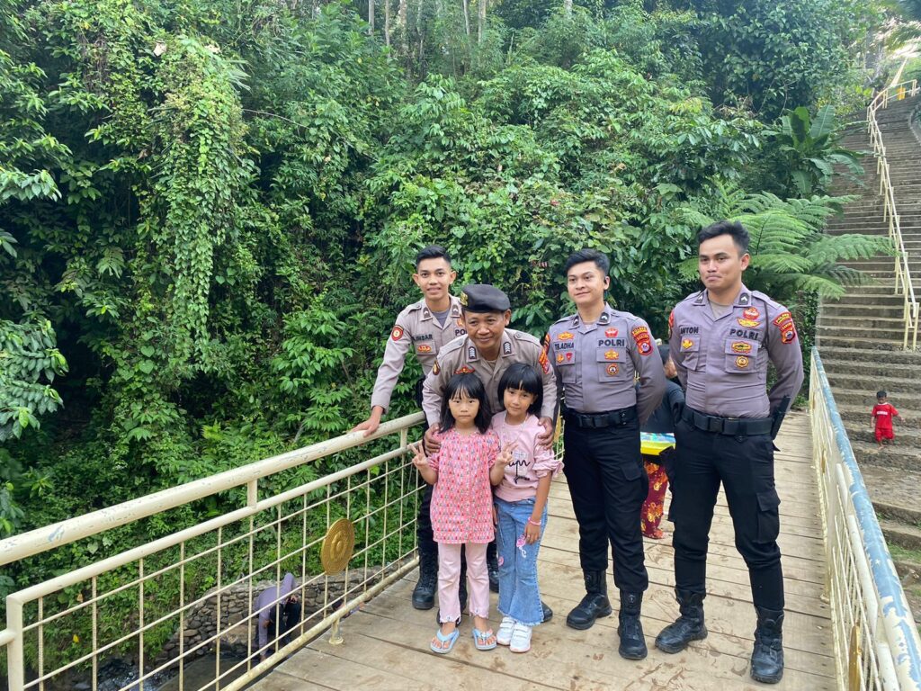 Sat Samapta Polres Pandeglang Sambangi Wisatawan di Curug Goong 8 WhatsApp Image 2024 06 22 at 18.50.57 1
