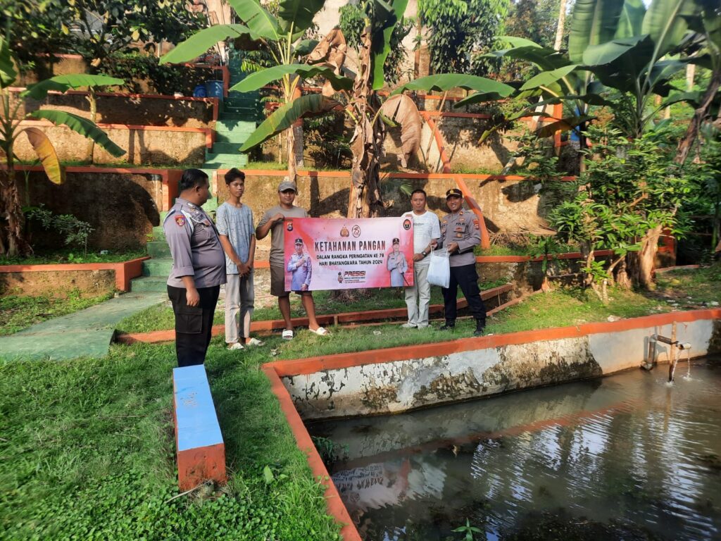 Kontribusi Dalam Ketahanan Pangan Polsek Picung Salurkan Bibit Ikan Lele Kepada Warga Masyarakat 10 WhatsApp Image 2024 06 23 at 00.18.34