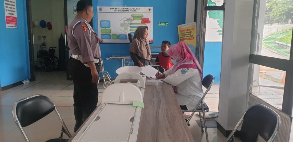 Personil Polsek Picung Lakukan Patroli Sambang di Puskesmas Kecamatan Picung 9 WhatsApp Image 2024 06 23 at 00.19.17
