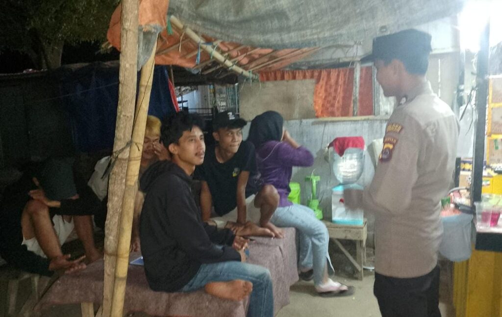 Anggota Piket Polsek Angsana Polres Pandeglang Laksanakan Patroli Malam di Desa Sumurlaban 8 WhatsApp Image 2024 06 23 at 00.29.22