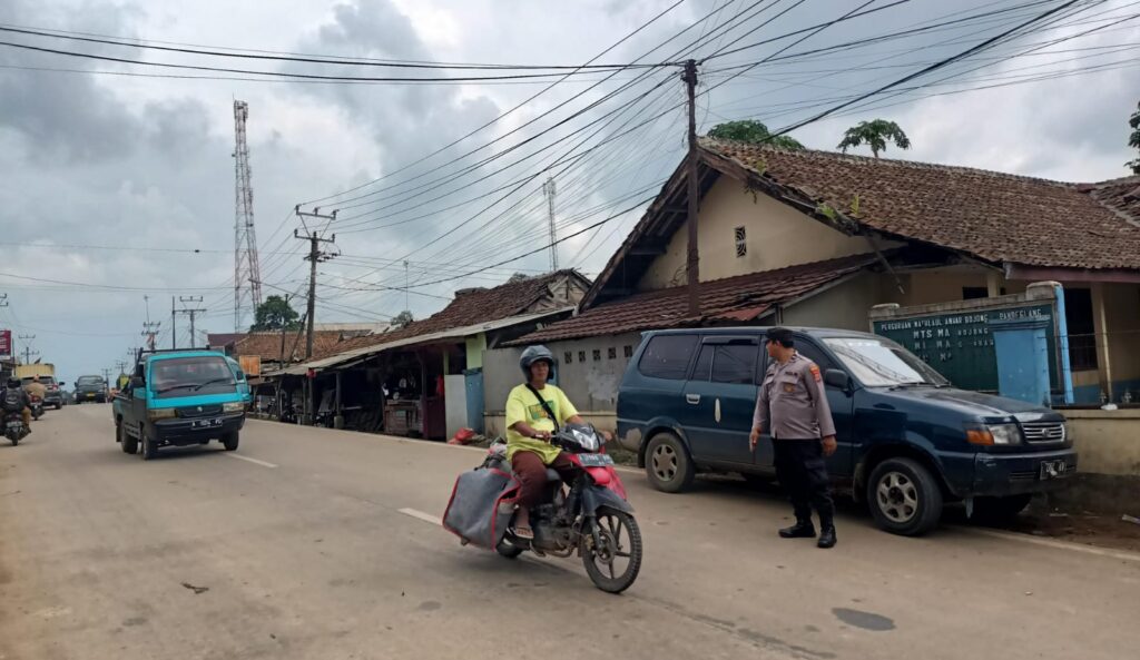 Personel Polsek Bojong Laksanakan Pengaturan Pagi Hari untuk Melancarkan Arus Lalu Lintas Wisatawan 7 WhatsApp Image 2024 06 23 at 09.03.31