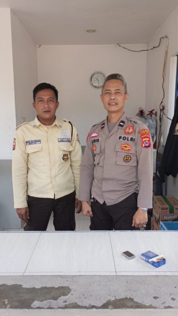 Bhabinkamtibmas Polsek Cadasari Aipda Ibnu Haris Kontrol Satpam PT CNS 10 WhatsApp Image 2024 06 23 at 12.08.04