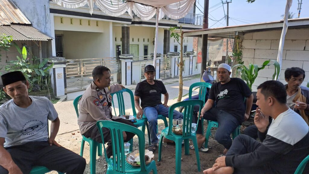 Bhabinkamtibmas Polsek Cadasari Hadiri Undangan Khitanan Warga 2 WhatsApp Image 2024 06 23 at 12.08.42