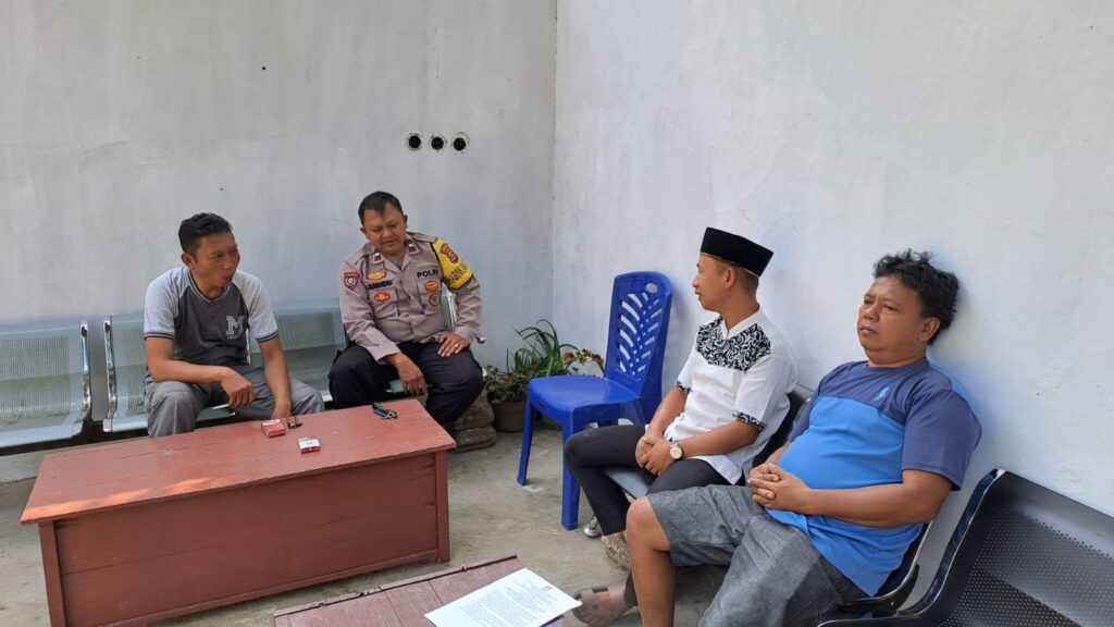Bhabinkamtibmas Polsek Cadasari Sambang ke Kampung Kalahang untuk Berdialog Bersama Warga 3 WhatsApp Image 2024 06 23 at 12.09.00