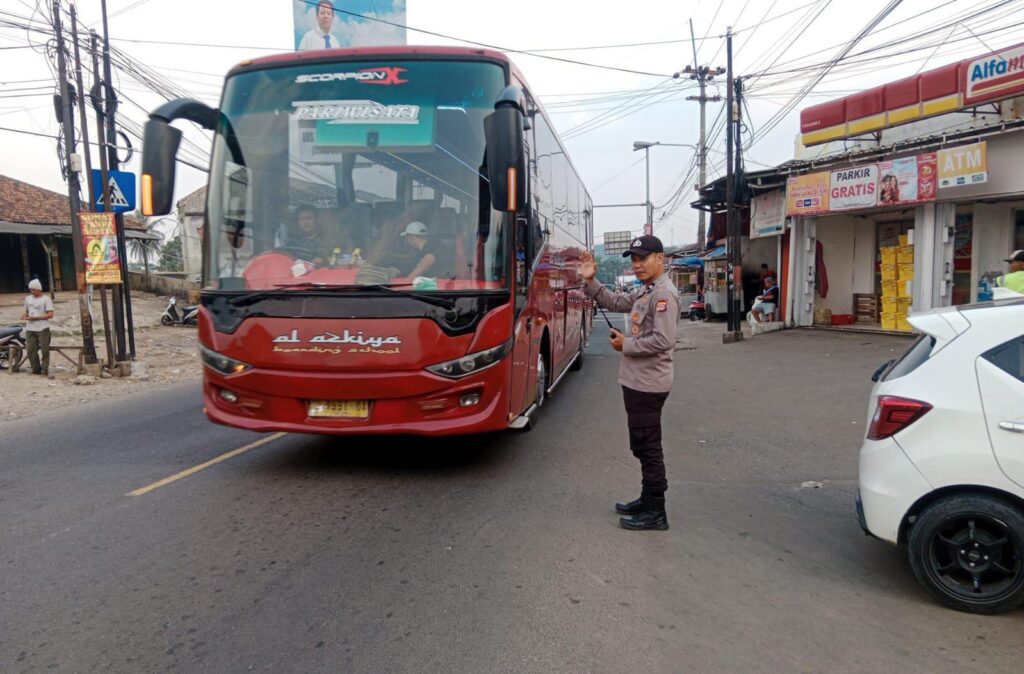 Pengaturan Lalu Lintas Sore oleh Anggota Polsek Cadasari di Depan Pasar Cadasari 4 WhatsApp Image 2024 06 23 at 12.09.19