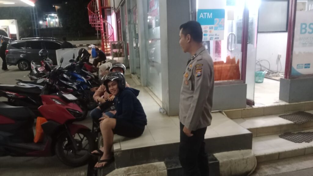 Polsek Cadasari Gencar Laksanakan Patroli Malam untuk Cegah Kejahatan di Mesin ATM 5 WhatsApp Image 2024 06 23 at 12.09.38