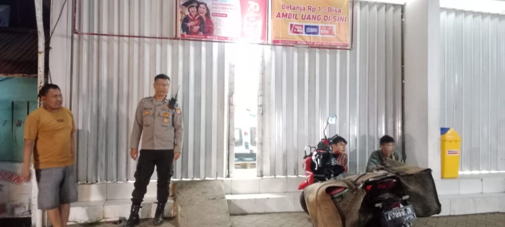 Polsek Cadasari Melakukan Patroli di Alfa Mart Menjelang Penutupan 7 WhatsApp Image 2024 06 23 at 12.10.18