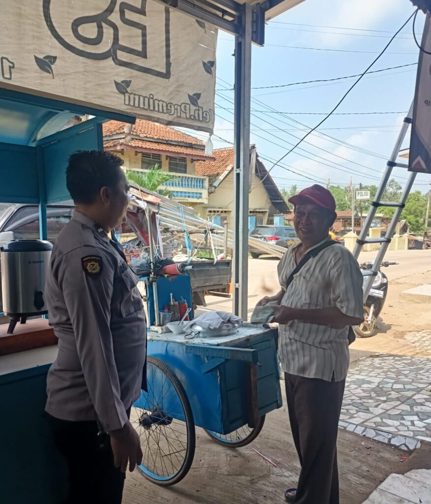 Bhabinkamtibmas Polsek Bojong Sambangi Pedagang Bakso Keliling, Sampaikan Pesan Kamtibmas 5 WhatsApp Image 2024 06 23 at 13.16.00
