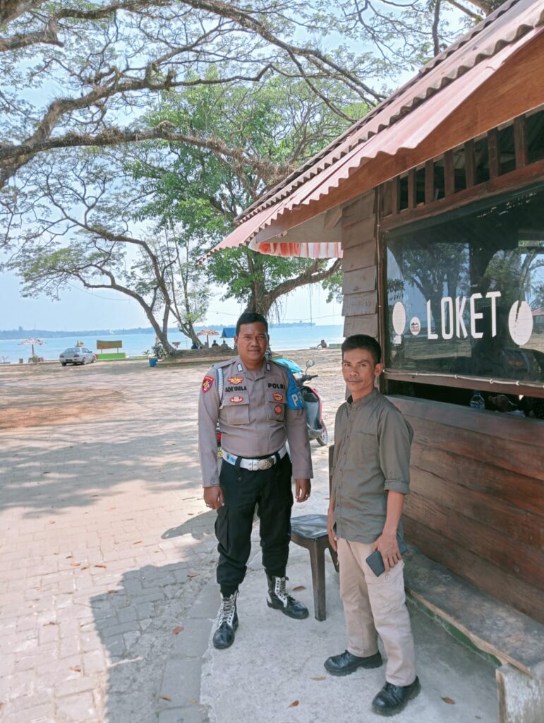 Personil Polsek Carita Jalankan Patroli Wisata dan Interaksi dengan Pengelola Pantai 9 WhatsApp Image 2024 06 23 at 18.31.30