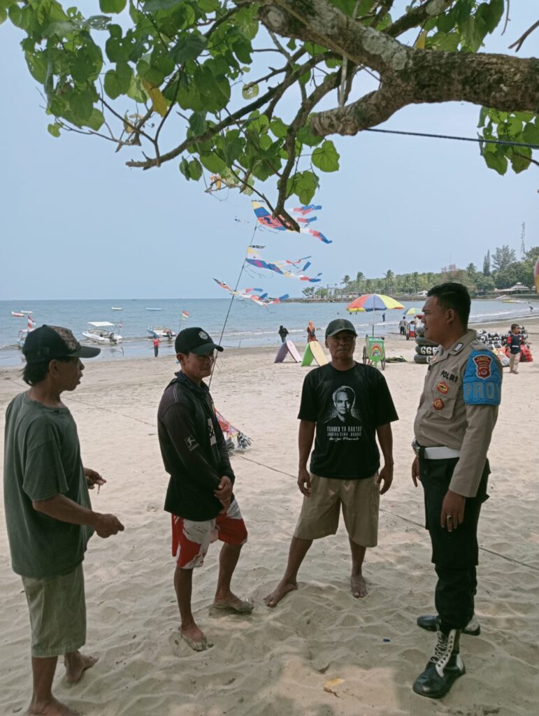 Bripka Ade dari Polsek Carita Beri Himbauan kepada Penyewa Boat di Pantai 10 WhatsApp Image 2024 06 23 at 18.34.41