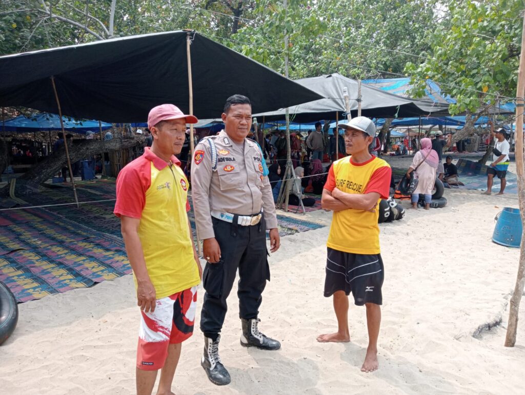 Personil Polsek Carita Bripka Ade Berpatroli Bersama Lifeguard Balawista di Pantai Karangsari Carita 1 WhatsApp Image 2024 06 23 at 18.50.02