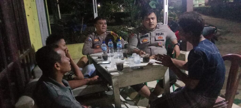 Sambangi Masyarakat Desa Angsana, Bhabinkamtibmas Polsek Angsana Polres Pandeglang Ajak Warga Bersinergi Jaga Kamtibmas 5 WhatsApp Image 2024 06 24 at 00.17.07