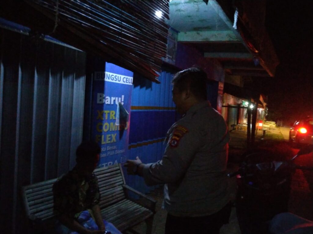Laksanakan Patroli Malam, Bhabinkamtibmas Polsek Angsana Polres Pandeglang Sampaikan Pesan Kamtibmas Kepada Warga yang Ditemui 6 WhatsApp Image 2024 06 24 at 00.17.30