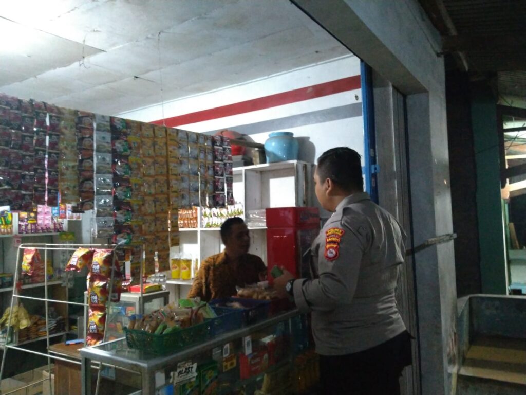 Bhabinkamtibmas Polsek Angsana Polres Pandeglang Laksanakan Patroli Dialogis di Desa Angsana Sasar Pemukiman dan Pertokoan 8 WhatsApp Image 2024 06 24 at 00.17.51