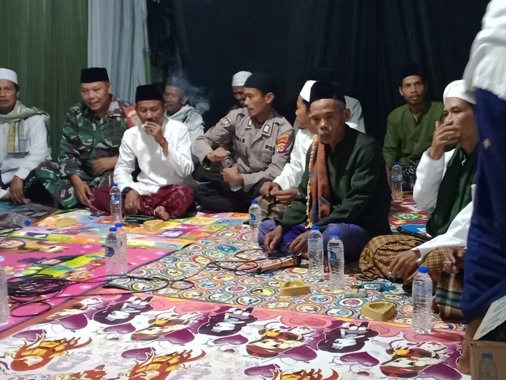Kanit Binmas Polsek Angsana Polres Pandeglang Hadiri Pengajian dalam Rangka Hajatan Salah satu Warga Desa Padamulya 10 WhatsApp Image 2024 06 24 at 01.38.54