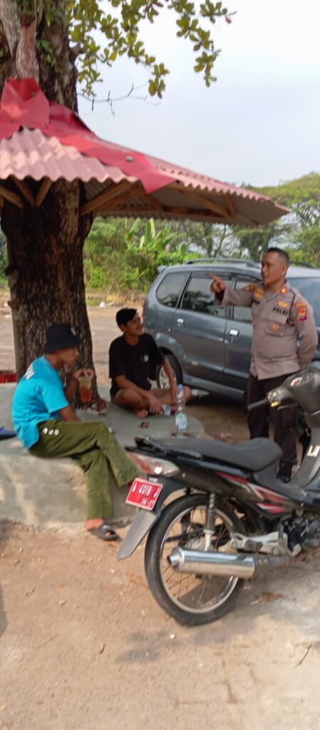 Kapolsek Carita Iptu Turip Beri Himbauan kepada Penjaga Parkir di Pantai Pandan 1 WhatsApp Image 2024 06 24 at 05.46.12
