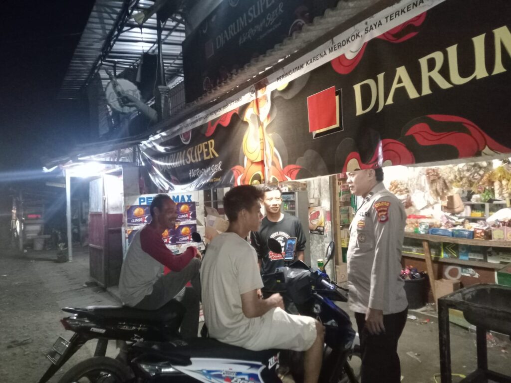 Personil Polsek Carita Melaksanakan Patroli Malam dan Bertemu Remaja yang Sedang Berkumpul 3 WhatsApp Image 2024 06 24 at 05.55.15