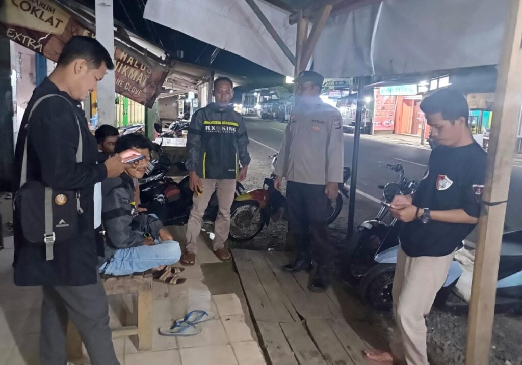 Polsek Cibaliung Gelar Sambang dan Patroli Malam, Ciptakan Rasa Aman dan Nyaman Bagi Warga Masyarakat 4 WhatsApp Image 2024 06 24 at 05.56.34