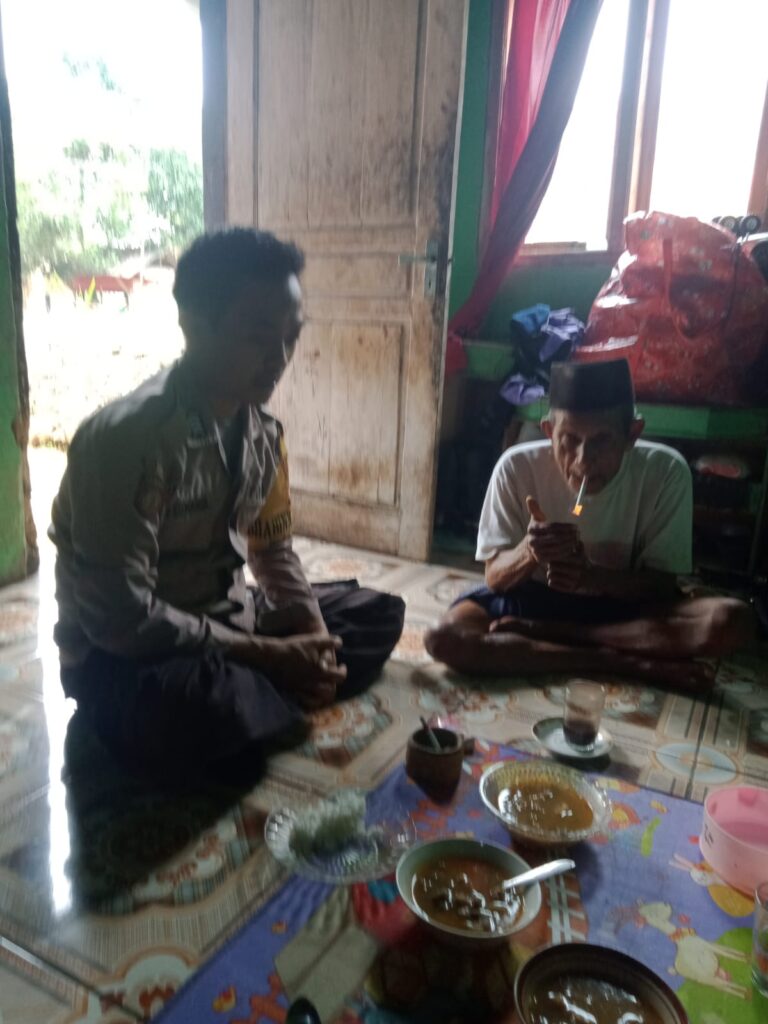 Kegiatan Sambang Bhabinkamtibmas Polsek Cadasari Tingkatkan Keamanan dan Kebersamaan Warga 9 WhatsApp Image 2024 06 24 at 09.23.31