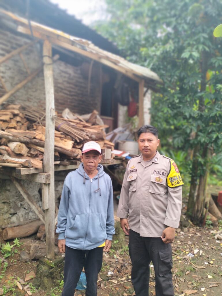 Bhabinkamtibmas Polsek Cadasari Brigadir Adi Permana Sambangi Warga untuk Keamanan 6 WhatsApp Image 2024 06 24 at 09.24.30