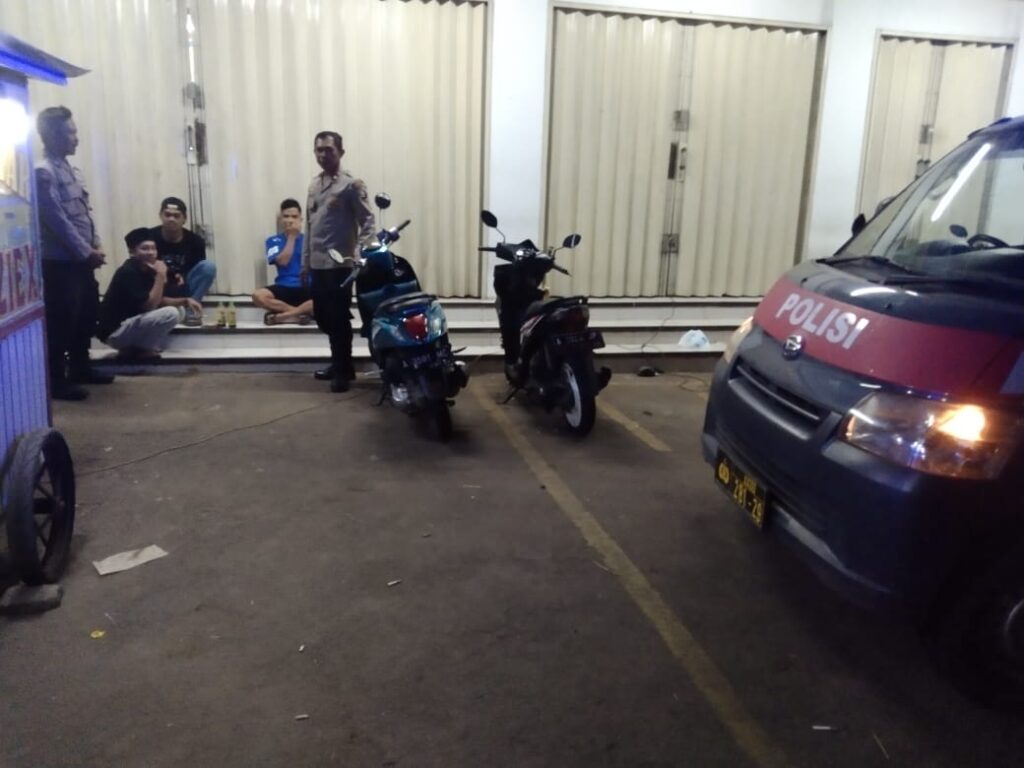 Patroli Malam Polsek Cadasari Berdialog dengan Pemuda untuk Jaga Kamtibmas 2 WhatsApp Image 2024 06 24 at 09.25.35