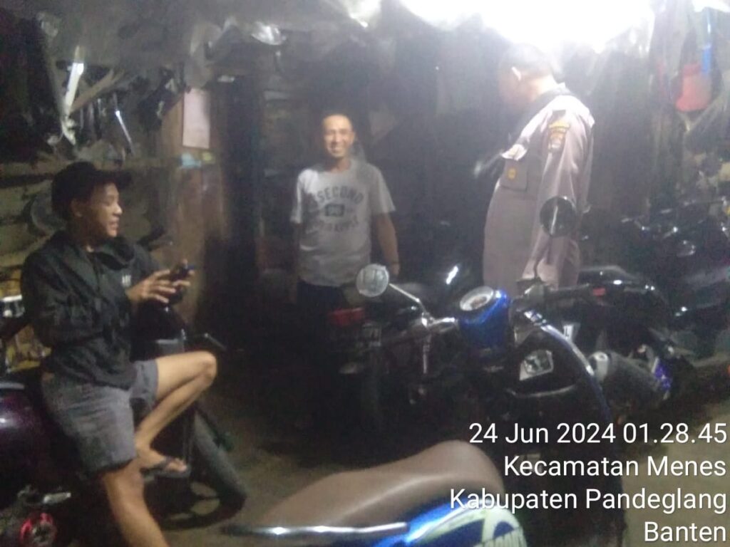 Polsek Menes Gelar Patroli Malam dan Berikan Himbauan Kepada Penjual Sparepart Bekas Kendaraan Bermotor 9 WhatsApp Image 2024 06 24 at 11.18.11