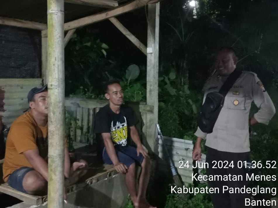 Polsek Menes Jalin Silaturahmi dan Sampaikan Himbauan Kamtibmas Melalui Patroli Malam 7 WhatsApp Image 2024 06 24 at 11.26.16