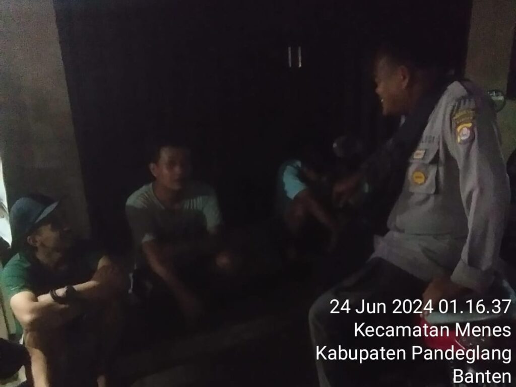 Sambil Patroli, Polsek Menes Beri Himbauan Kepada Pemuda Yang Nongkrong 5 WhatsApp Image 2024 06 24 at 11.35.40