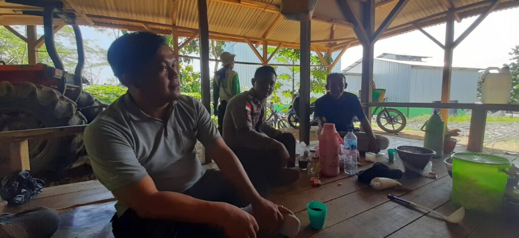 Giat Sambang Bhabinkamtibmas Polsek Cikeusik Membangun Kedekatan dengan Warga 3 WhatsApp Image 2024 06 24 at 15.17.28