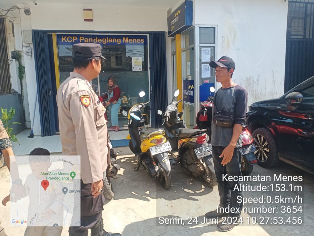 Sambangi Petugas Parkir Bank Mandiri, Polsek Menes Berikan Arahan 2 WhatsApp Image 2024 06 24 at 16.59.35